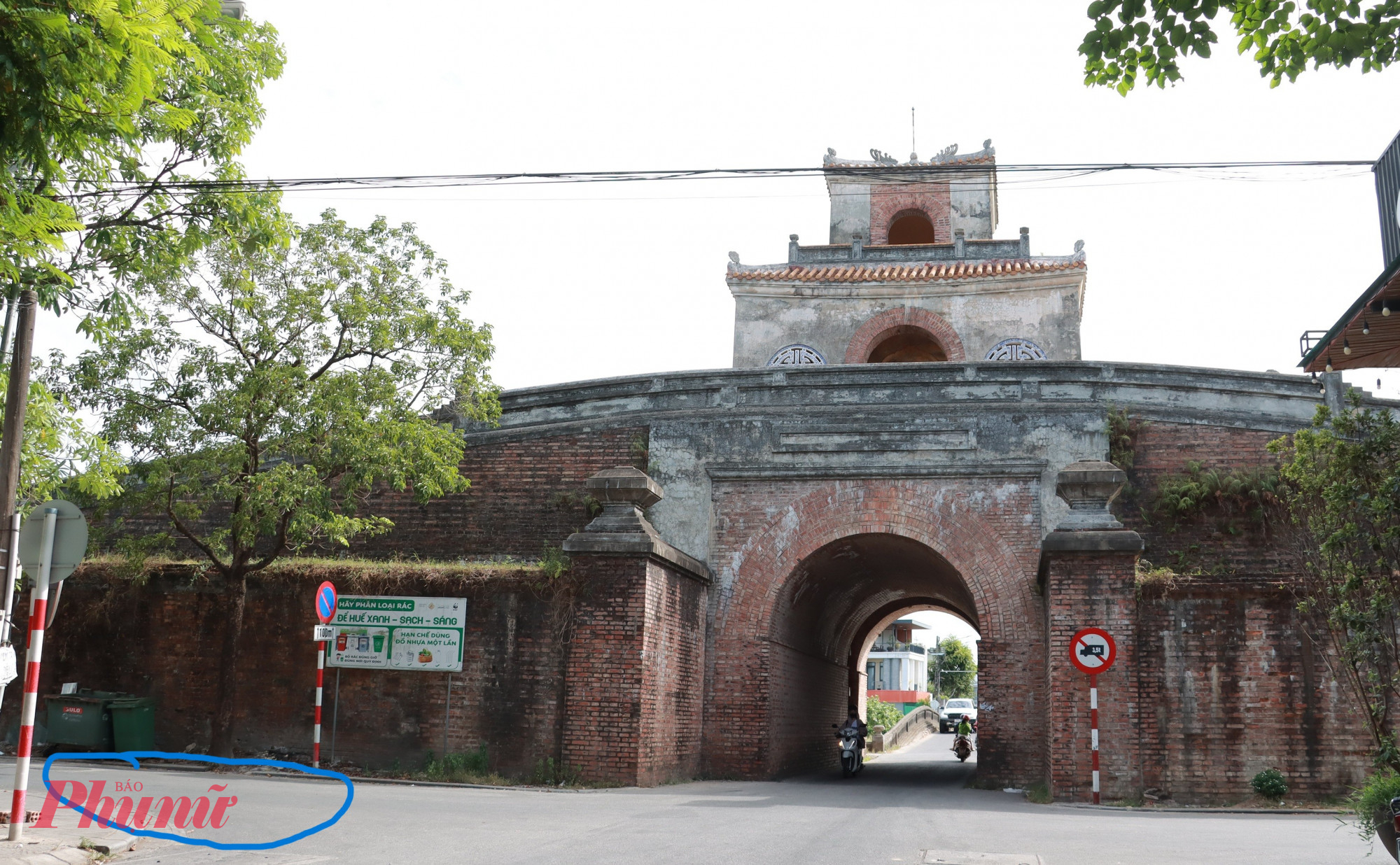 Hố bom nơi liệt sĩ được chôn tập thể nằm dưới lòng đường Tôn Thất Thiệp (khu vực khoanh tròn) giao với đường Thái Phiên và Cửa Chánh Tây, Kinh thành Huế