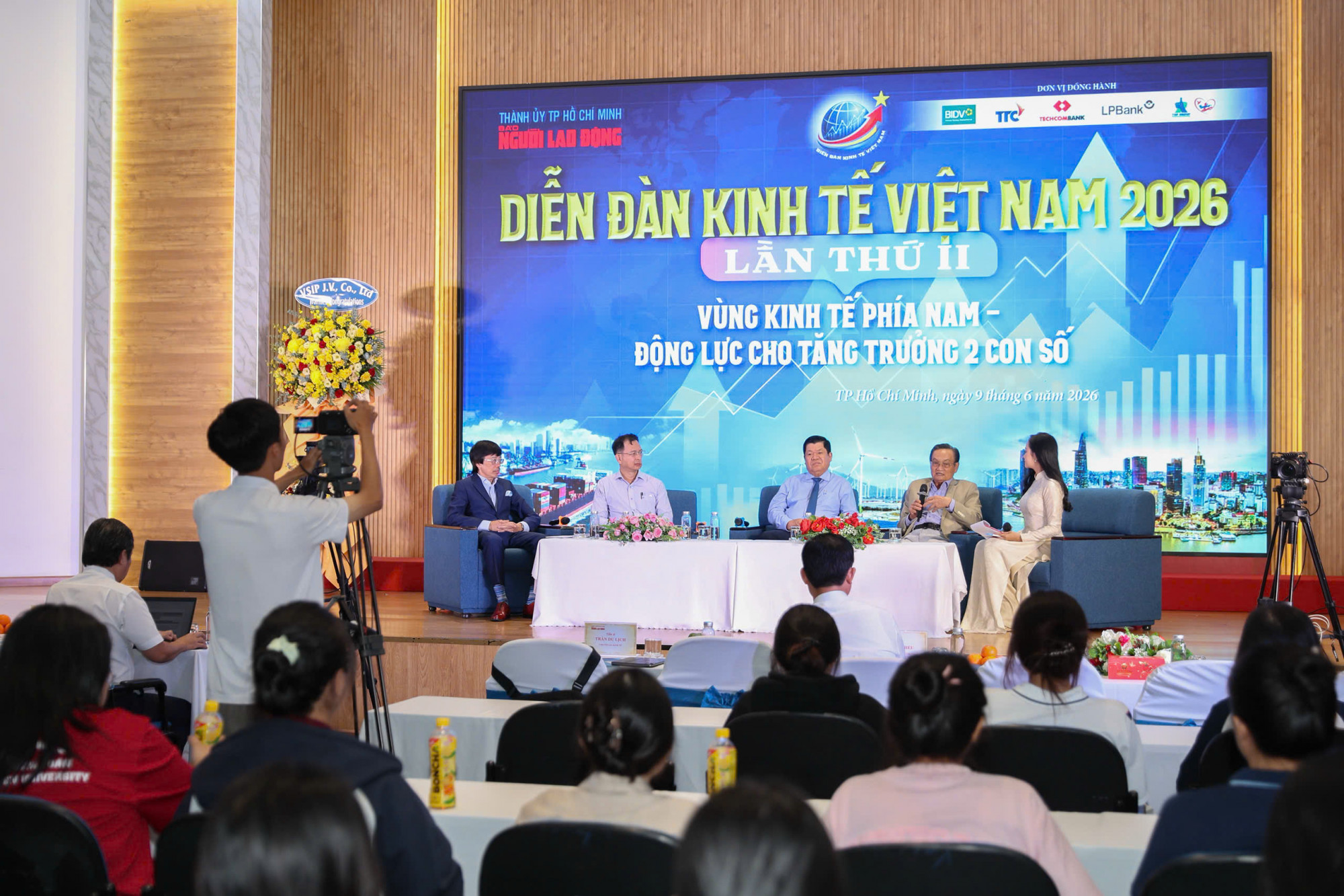 Các chuyên gia đang trao đổi tại diễn đàn - Ảnh: Báo Người Lao động