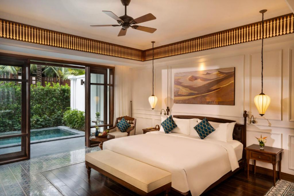 Đối với các cặp đôi đang cùng nhau kỷ niệm một dịp đặc biệt, The Anam Mũi Né sẽ tô điểm thêm nét lãng mạn trọn vẹn nhờ thiết kế mang đậm phong cách kiến trúc Đông Dương (Indochine) đầy thanh lịch cùng không gian được bố trí ngay trước biển, lý tưởng để hai người cùng sống chậm lại bên nhau.