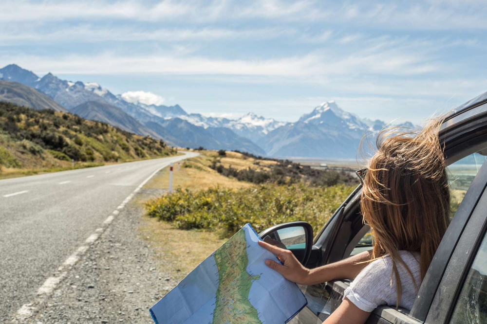 Road trip là hình thức du lịch bằng ô tô hoặc xe cá nhân, trong đó hành trình, những điểm dừng chân và trải nghiệm trên đường đi cũng quan trọng không kém điểm đến.