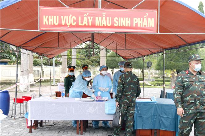 Đơn vị nghiệp vụ triển khai lấy mẫu hài cốt liệt sĩ đối với mộ chưa xác định được thông tin tại nghĩa trang liệt sĩ xã Đức Linh (Lâm Đồng). Ảnh: Nguyễn Thanh/TTXVN
