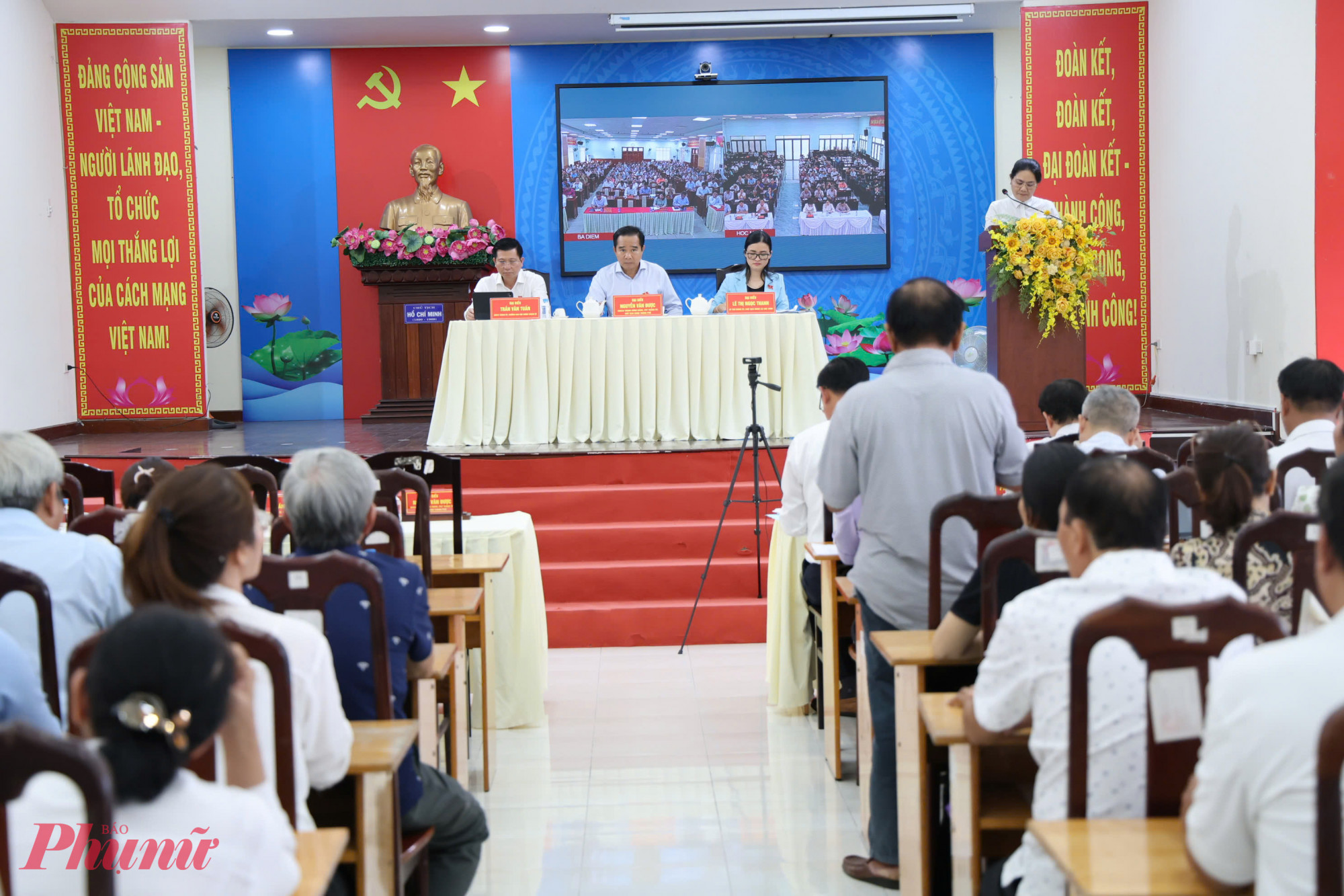 Chủ tịch UBND TPHCM: Hạ tầng bứt phá sẽ mở đường cho Hóc Môn phát triển đô thị Buổi tiếp xúc cử tri của Tổ đại biểu HĐND TP.HCM đơn vị số 36 thu hút đông đảo người dân tham dự, phản ánh nhiều vấn đề dân sinh thiết thự - Ảnh: Thanh Tâm