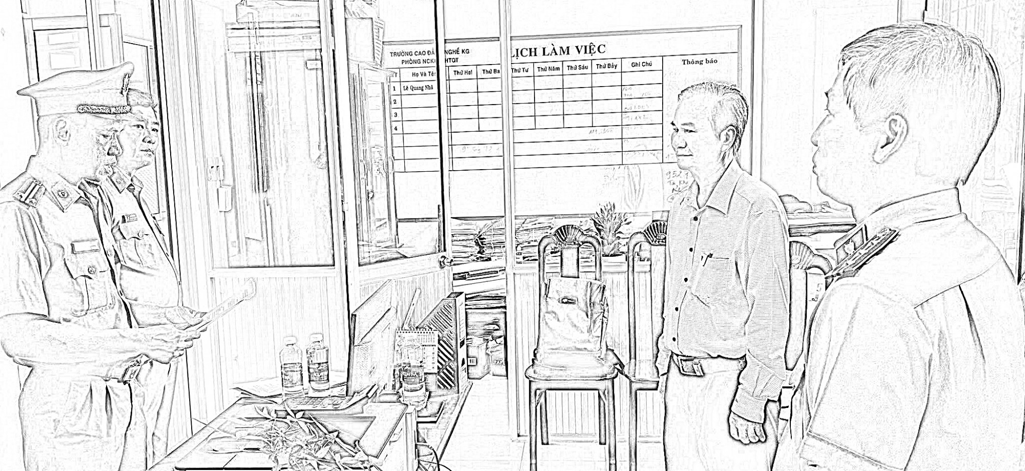 Công an đọc lệnh khởi tố Nhan Thanh Liêm - nguyên Hiệu trưởng Trường Cao đẳng nghề Kiên Giang - Ảnh CACC