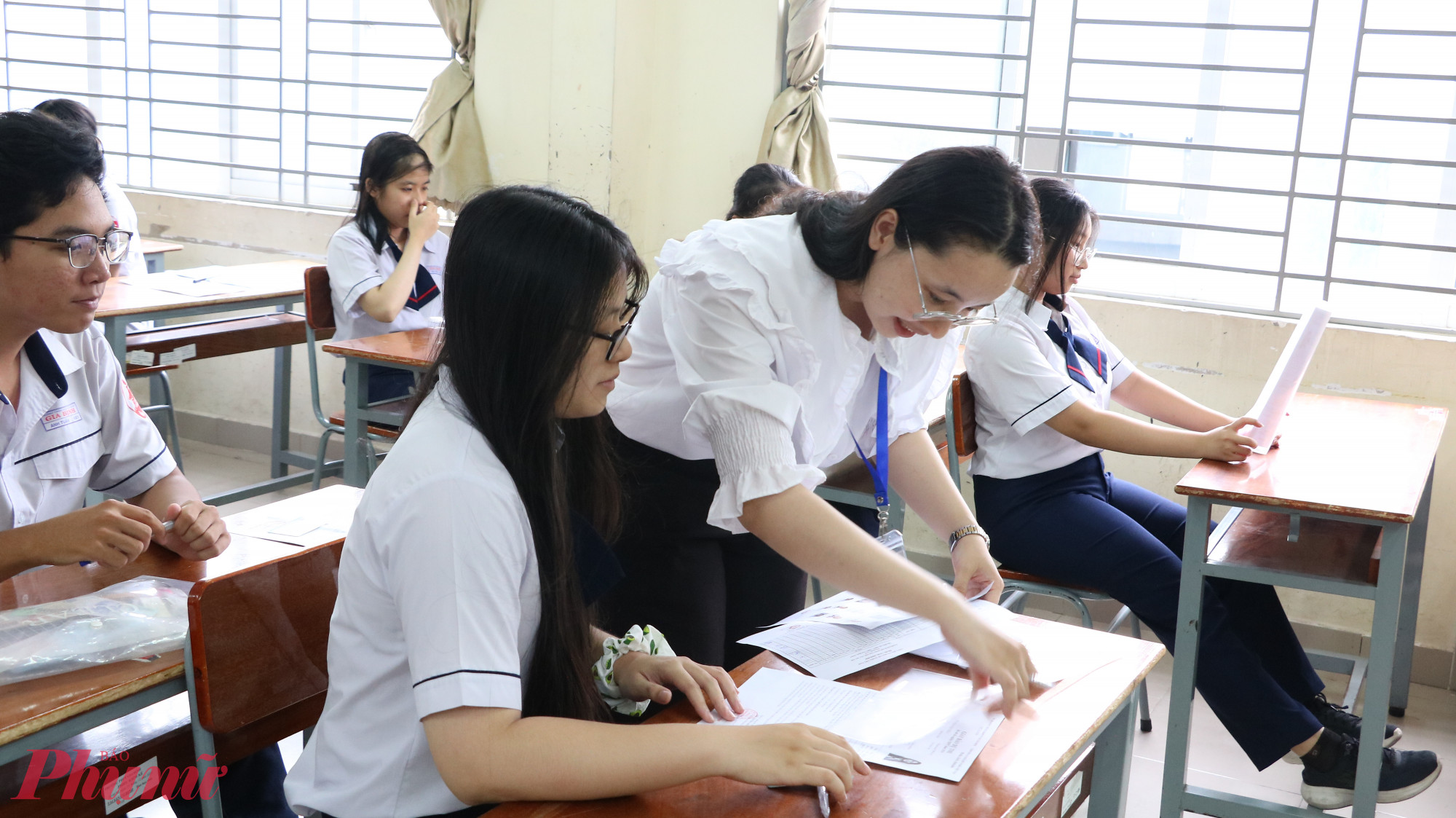 Cán bộ coi thi kiểm tra thông tin cá nhân của thí sinh - Ảnh: Trang Thư