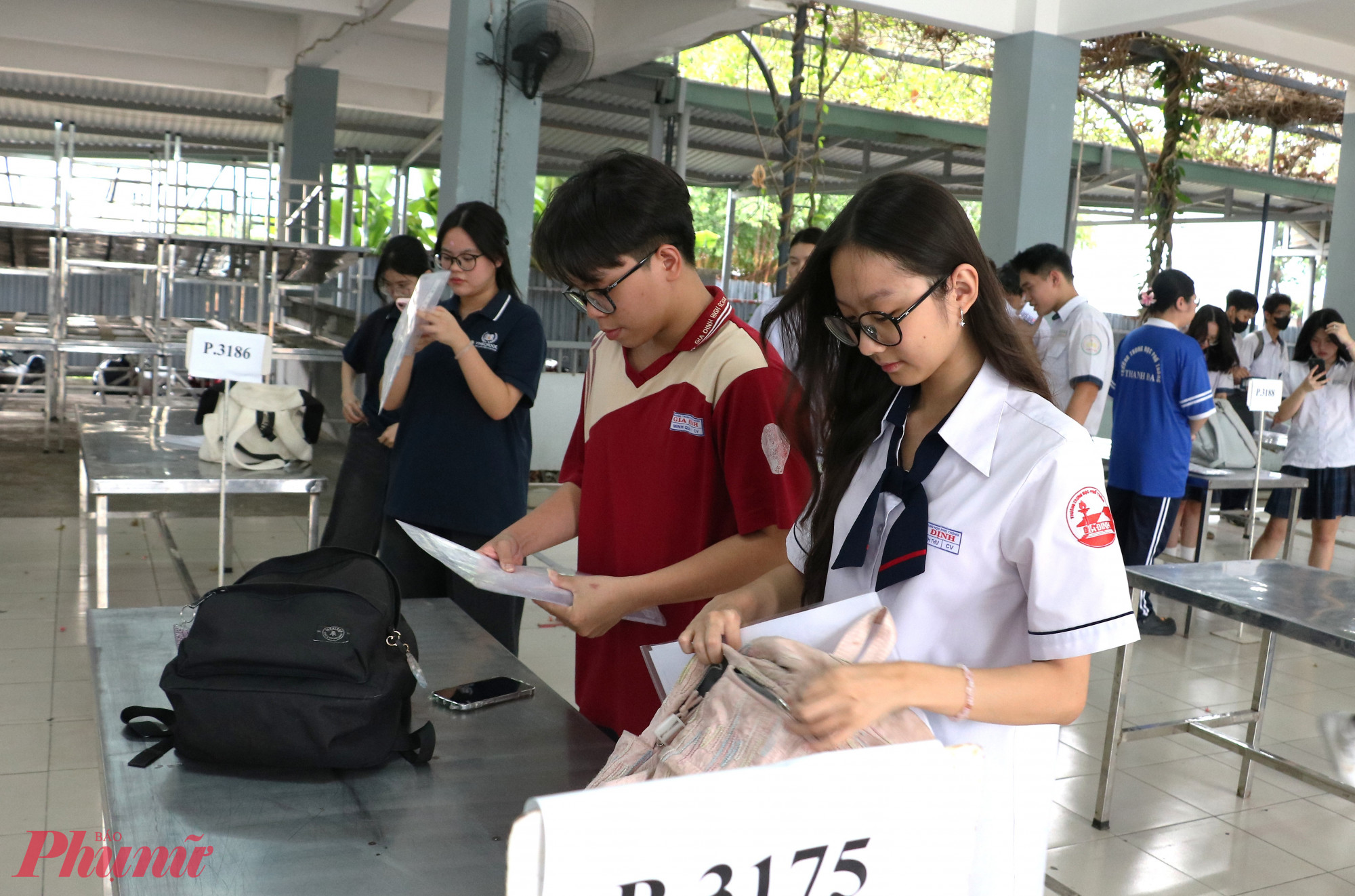 Thí sinh làm quen với việc gửi vật dụng cá nhân trước khi bước vào phòng thi - Ảnh: Trang Thư