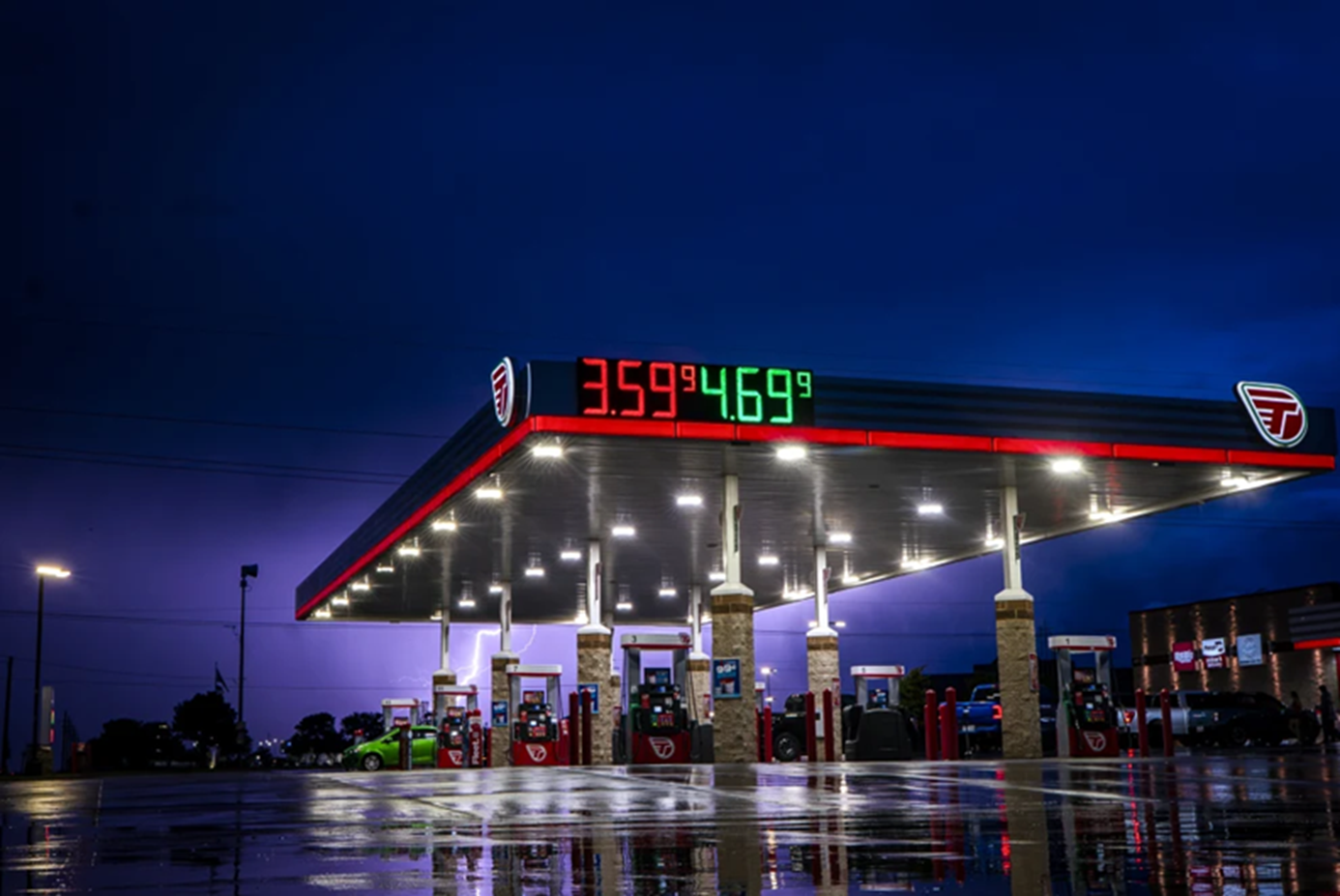 Giá xăng ở Mỹ trước chiến tranh Iran vào khoảng 2,8 USD/gallon, hiện nay có nơi đã lên tới 4,69 USD/gallon — Ảnh: Getty Images