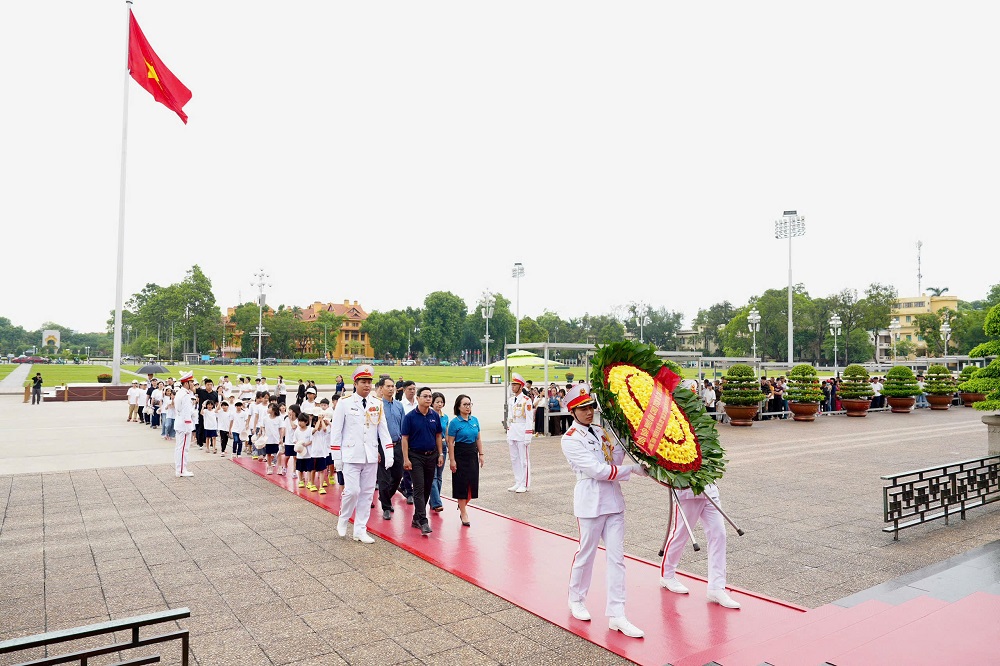 Các em nhỏ trải nghiệm thực tế tại cơ sở bảo dưỡng máy bay của VAECO, đơn vị thành viên thuộc Vietnam Airlines - Ảnh: Vietnam Airlines
