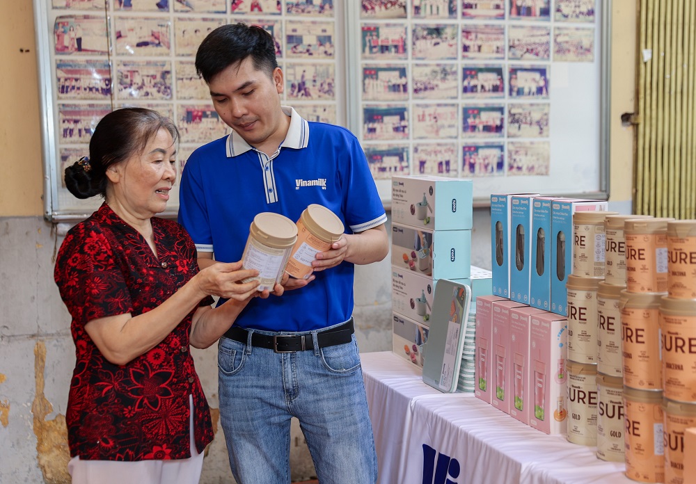 Hỗ trợ sản phẩm và tư vấn dinh dưỡng trong chương trình ngày hội “chăm sóc sức khỏe người cao tuổi” tại phường Xuân Hòa, TPHCM - Ảnh: Vi Nam