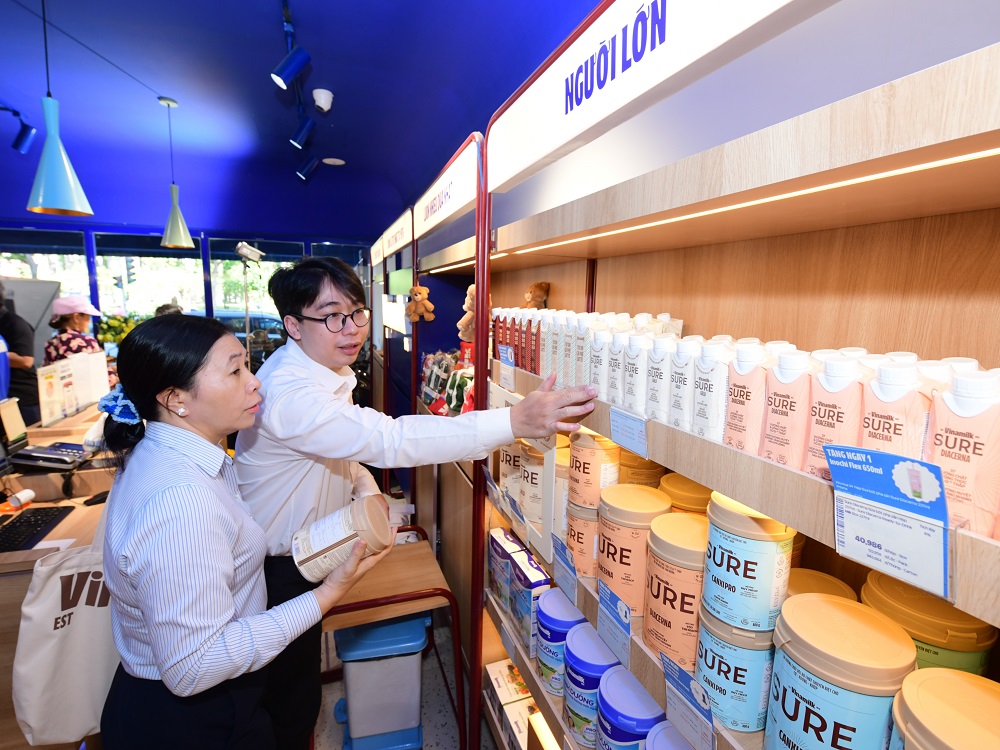 Với 3 dòng sản phẩm Sure Prevent Gold - giúp bồi bổ sức khỏe, Sure Diacerna - dinh dưỡng phù hợp cho người tiểu đường và Sure CanxiPro - hỗ trợ cơ xương khớp, Vinamilk Sure đồng hành chăm sóc dinh dưỡng cho người từ 50 tuổi, giúp duy trì sức khỏe vững vàng và phong độ để tận hưởng cuộc sống năng động mỗi ngày - Ảnh: Vi Nam