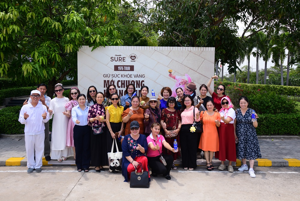 Đoàn “Gen 1976” đến tham quan Nhà máy Sữa Việt Nam - Ảnh: Vi Nam