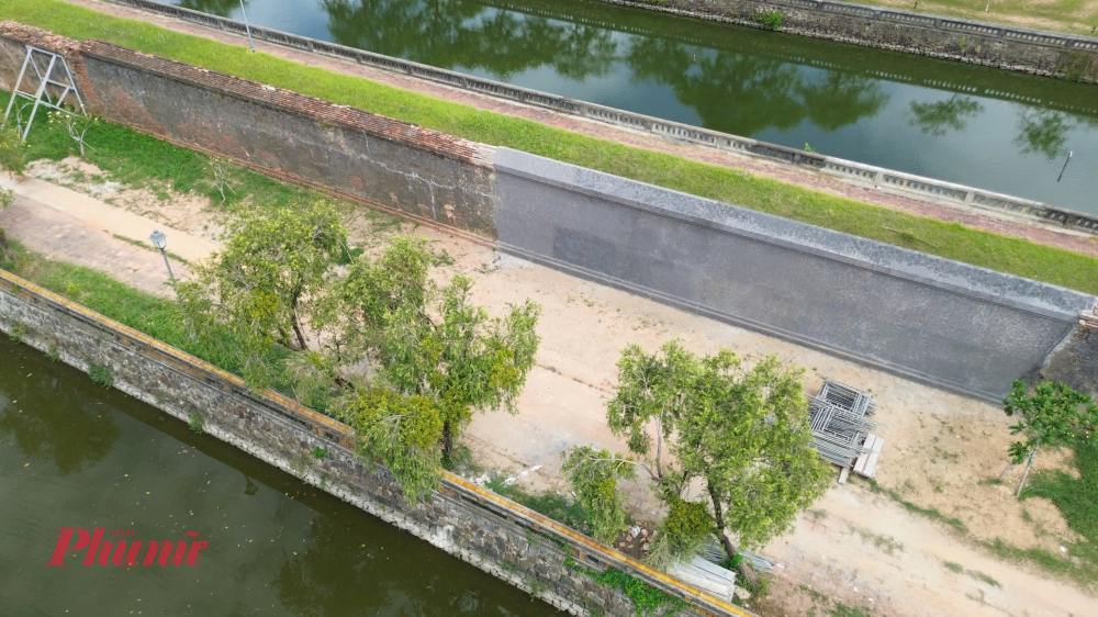 Trước những ý kiến về đoạn Hoàng thành mới phục hồi “quá mới”, trao đổi với chúng tôi, ông Hoàng Việt Trung, Giám đốc Trung tâm Bảo tồn Di tích Cố đô Huế khẳng định công trình được thực hiện theo đúng quy định của Luật Di sản văn hóa và các quy chuẩn bảo tồn hiện hành