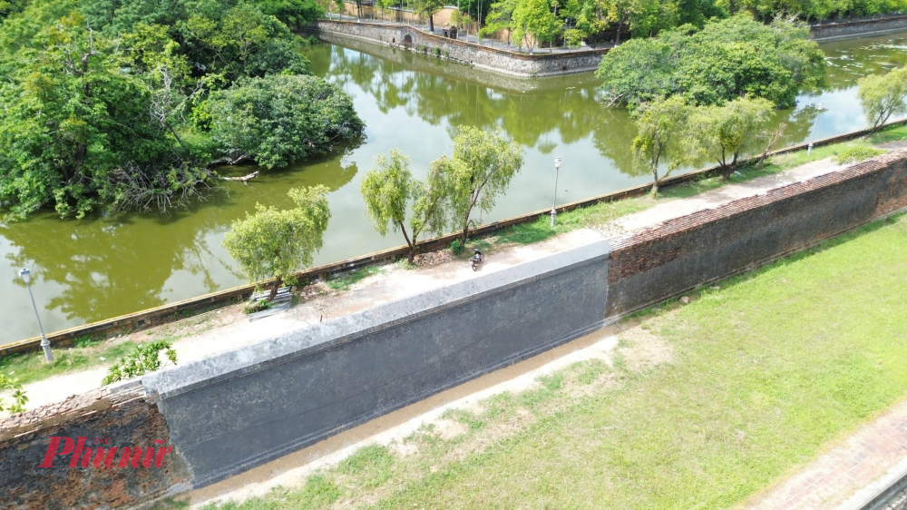 Hiện trong thiết kế có lớp bả màu nhằm tạo sắc độ tương đồng tương đối với phần tường xung quanh. “Đơn vị thi công đang tiếp tục lựa chọn phương án bả màu phù hợp chứ chưa phải diện mạo hoàn thiện cuối cùng của đoạn Hoàng thành được tu bổ”, ông Trung cho hay.
