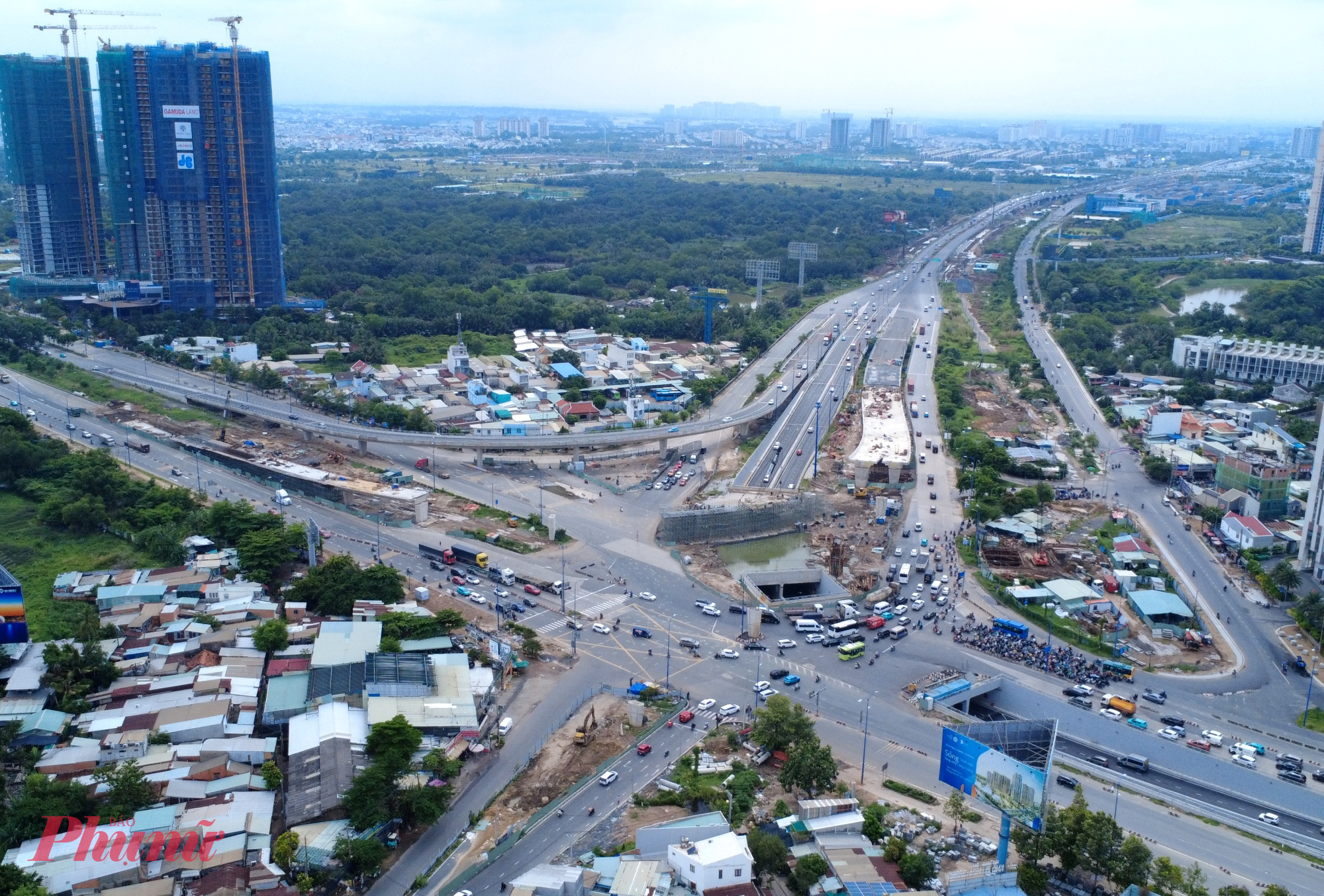 Tương tự, nhánh cầu vượt N1.1 - hạng mục điều hướng phương tiện từ đường Mai Chí Thọ đi đường dẫn cao tốc TP.HCM - Long Thành - Dầu Giây cũng đang được tăng tốc thi công và dự kiến thông xe vào cuối tháng 7/2026.