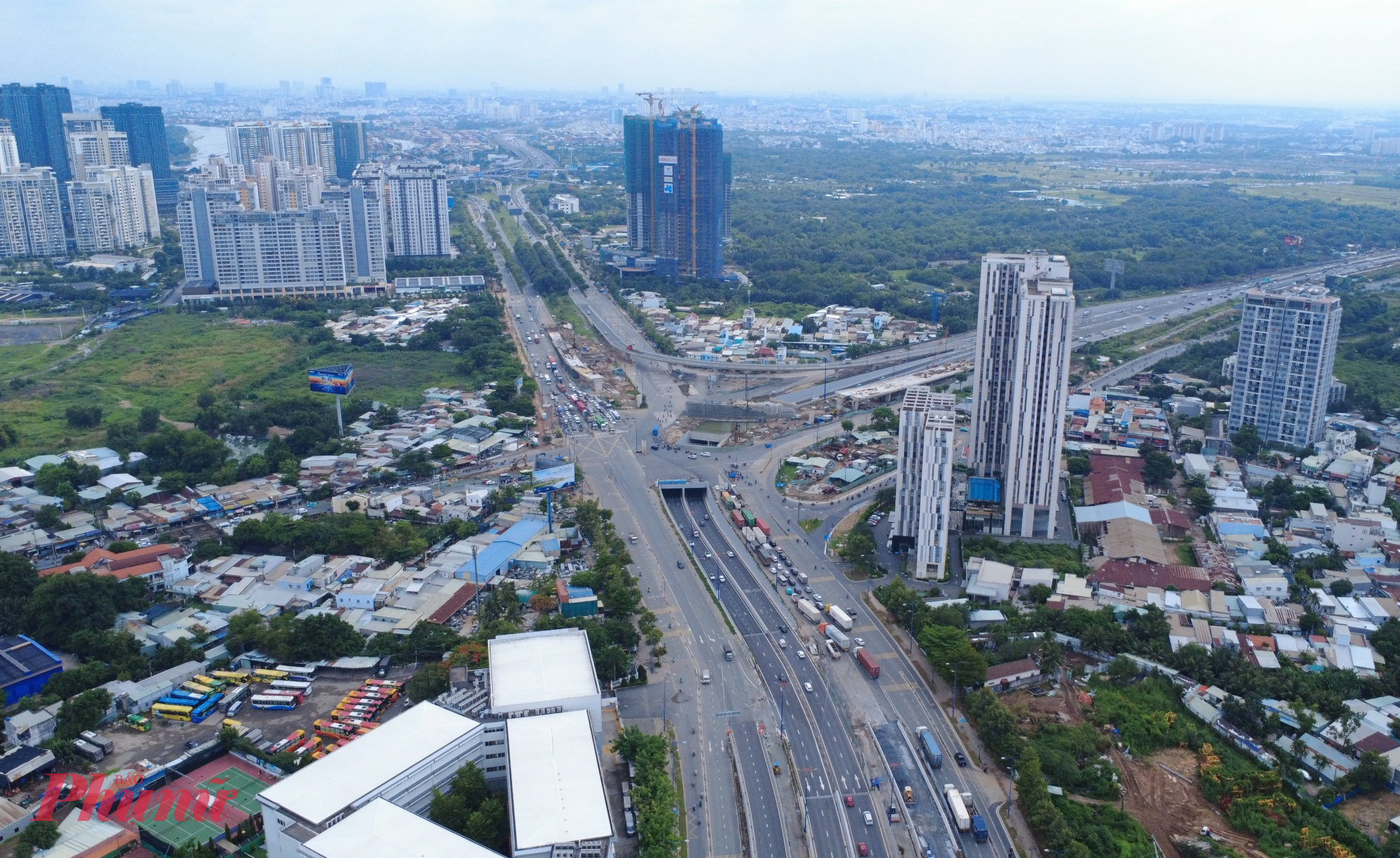Những ngày qua, trên công trường dự án nút giao An Phú (phường Bình Trưng, TPHCM), các nhà thầu đang tăng tốc thi công hai nhánh cầu vượt N4 và N1.1 nhằm sớm hoàn thiện những hạng mục trọng điểm của dự án giao thông cửa ngõ phía Đông thành phố.