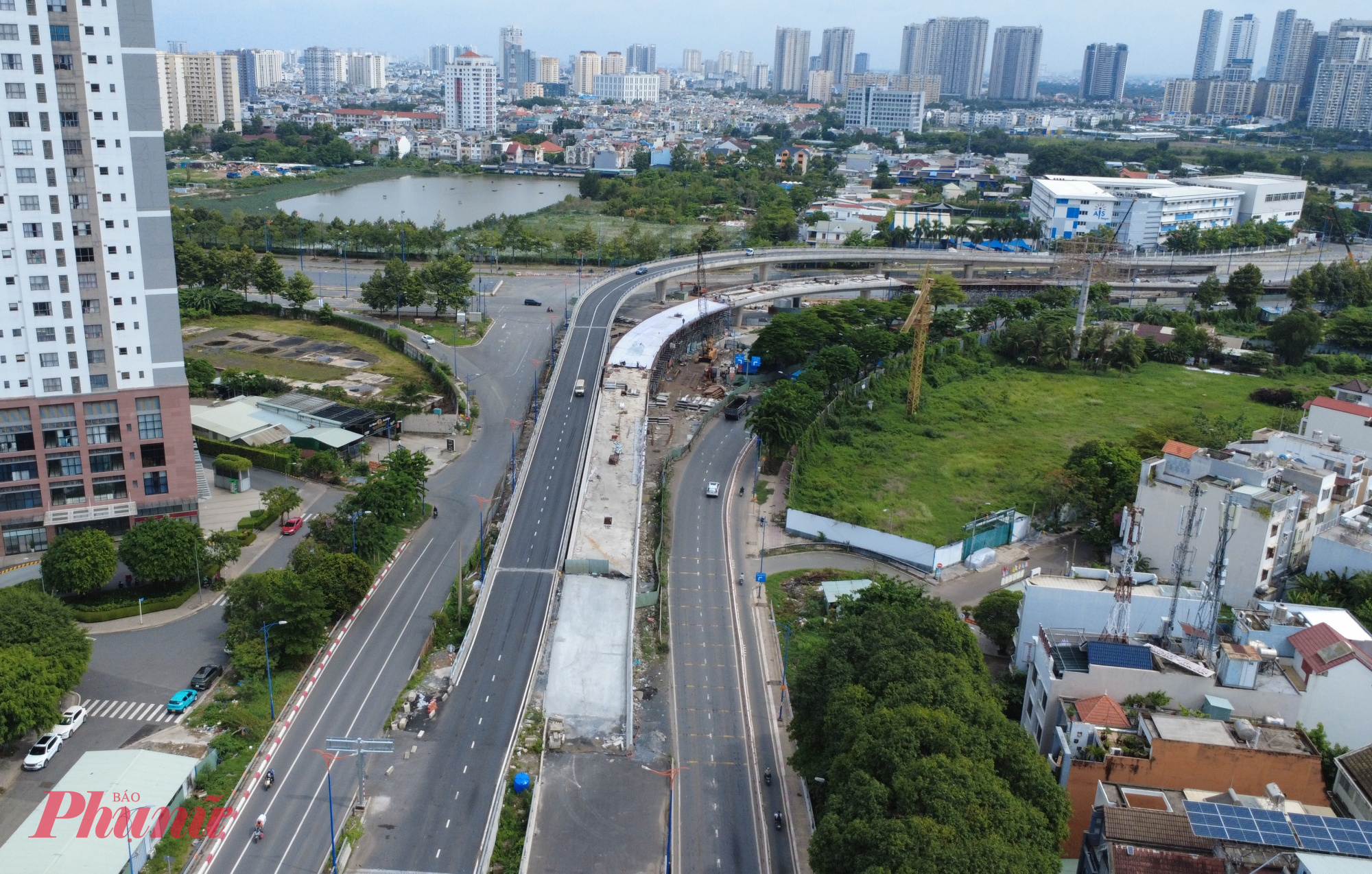 Nhánh cầu vượt N4 có chiều dài 478m, rộng 9m với 2 làn xe, là hạng mục quan trọng thuộc dự án nút giao An Phú nhằm giảm áp lực giao thông khu vực cửa ngõ phía Đông TPHCM. 