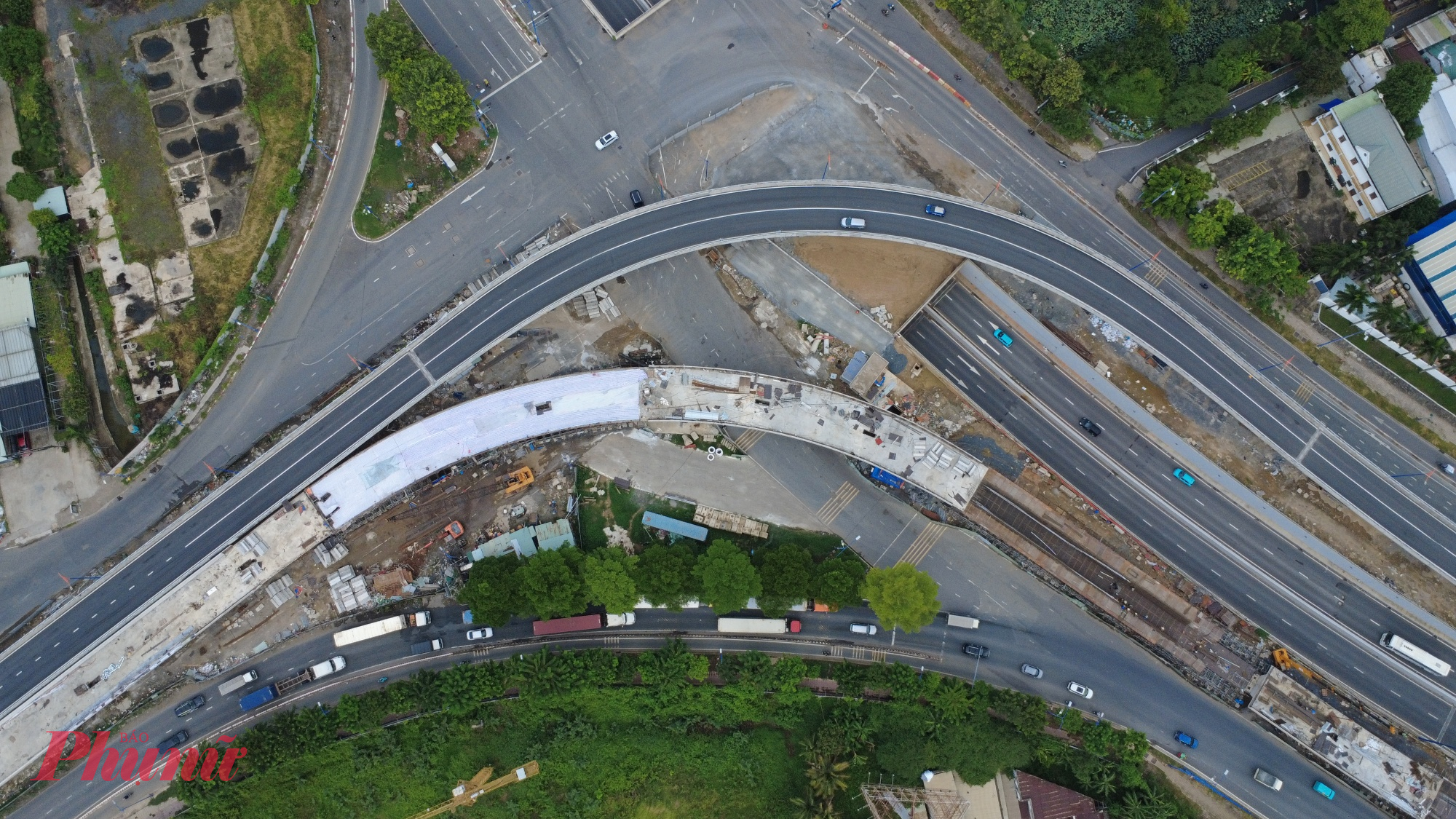 Tại nhánh cầu vượt N4, ba nhịp cầu chính đã hoàn thiện, các đơn vị thi công đang tập trung thi công những đoạn còn lại để kết nối các nhịp cầu thành một tuyến liền mạch.