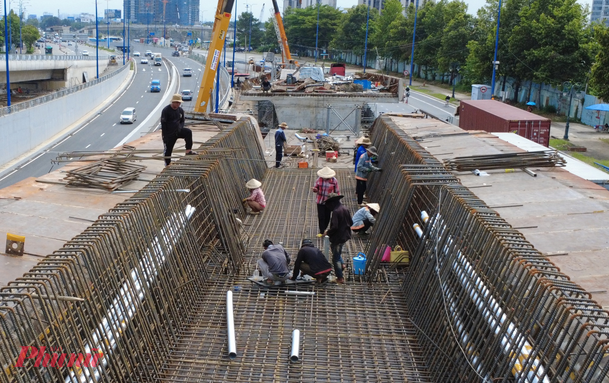 Ông Trần Hữu Tâm, Phó Ban điều hành Dự án 2 thuộc Ban Giao thông, cho biết nhánh cầu vượt N4 hiện đạt khoảng 80% khối lượng thi công. 