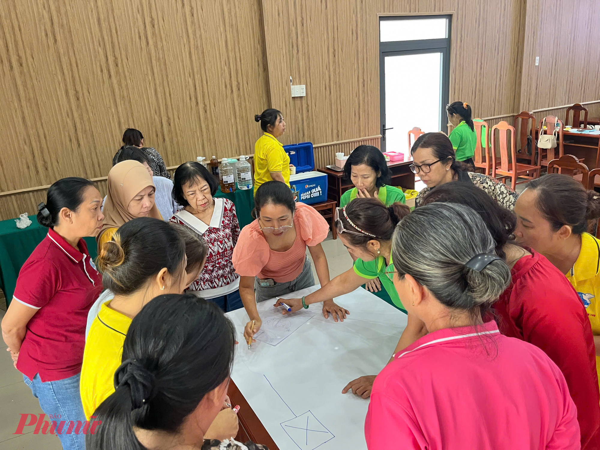 Cùng với phần tập huấn lý thuyết, các chị còn được tham gia thực hành các tình huống thực tế 