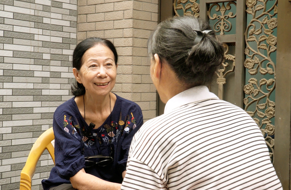 Những bước chân trở về trong vòng tay bao dung Bà Trần Xuân Mỹ trò chuyện cùng chị V., động viên chị cố gắng vượt qua những khó khăn trong cuộc sống - ẢNH: NGUYỄN NAM