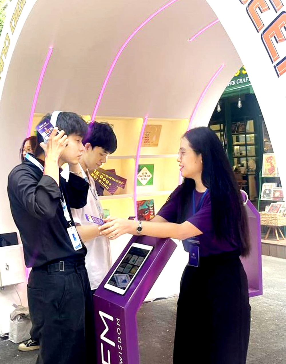 Bài cuối: Biến kho tàng văn hóa thành nguồn lực cho tương lai Bạn đọc trải nghiệm nghe sách nói miễn phí tại tuần lễ sách và chuyển đổi số - Nguồn ảnh: Đường sách TPHCM