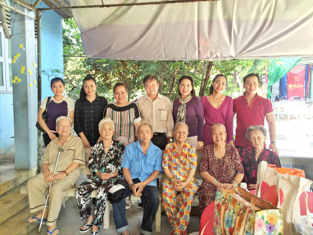 Thạc sĩ, Nghệ sĩ ưu tú Hạnh Thúy: “Đừng lấy danh tiếng làm bảo hiểm tuổi già!” NSƯT Hạnh Thúy (đứng thứ hai từ phải sang) cùng các đồng nghiệp đến thăm viện dưỡng lão nghệ sĩ TPHCM - Ảnh do nhân vật cung cấp