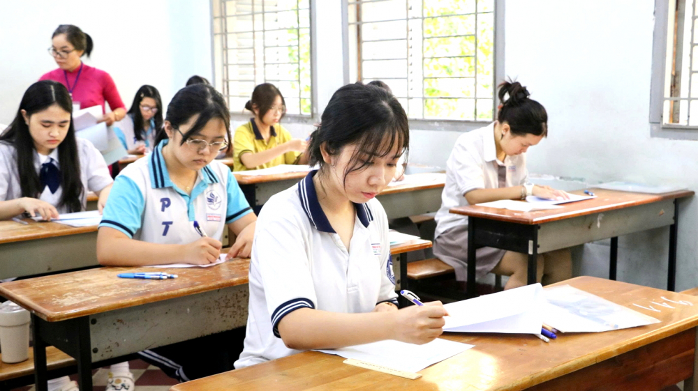 Kỳ thi phản chiếu sự đổi thay trong lớp học Thí sinh tại điểm thi Trường THPT chuyên Lê Hồng Phong (phường Chợ Quán, TPHCM) trước khi bắt đầu bài thi môn ngữ văn - ẢNH: TRANG THƯ