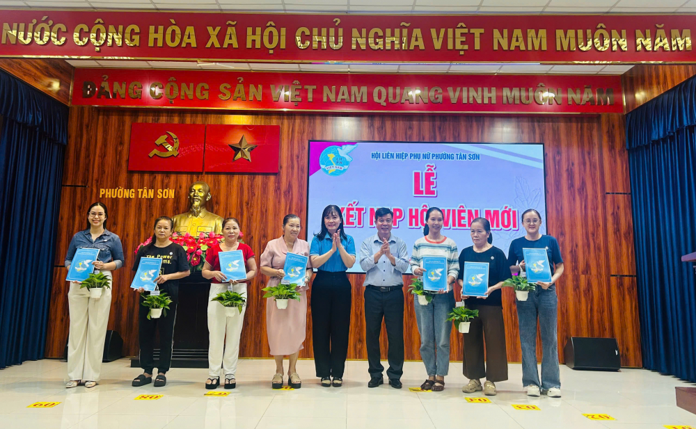 Lãnh đạo Uỷ ban MTTQ Việt Nam phường Tân Sơn trao quyết định kết nạp hội viên mới đến phụ nữ tiêu biểu 