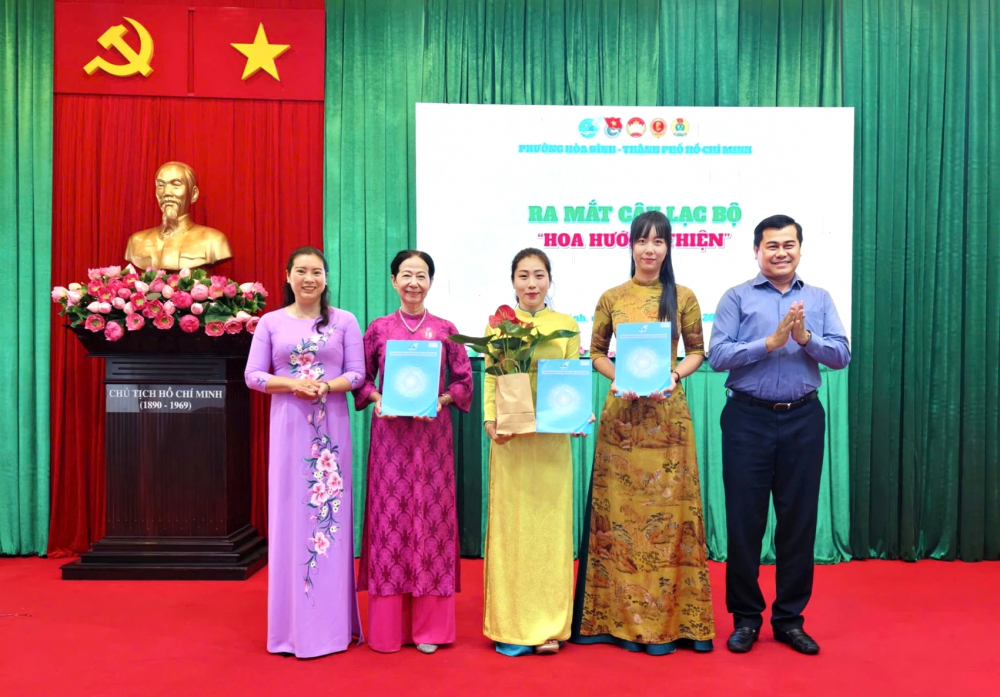 Những bước chân trở về trong vòng tay bao dung Hội LHPN phường Hòa Bình ra mắt Câu lạc bộ Hoa Hướng Thiện vào ngày 8/3/2026 - ẢNH: TRANG NGUYỄN