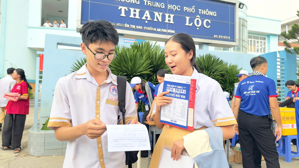 Kỳ thi phản chiếu sự đổi thay trong lớp học Thí sinh tại điểm thi Trường THPT Thạnh Lộc (phường An Phú Đông, TPHCM) rời điểm thi sau khi làm xong bài thi môn toán - ẢNH: NGUYỄN LOAN