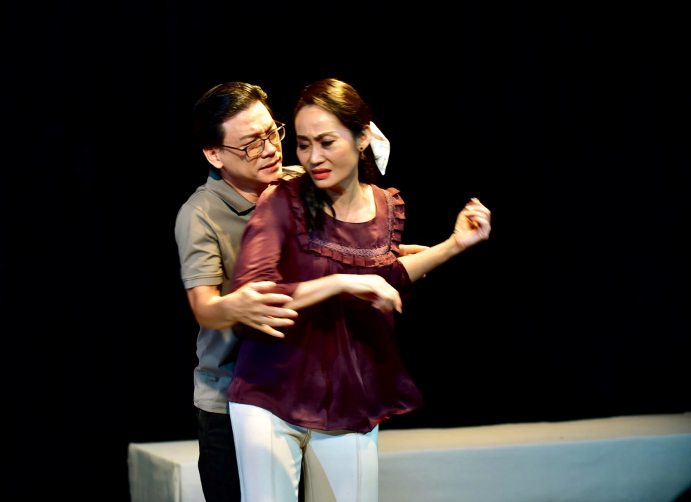 Thạc sĩ, Nghệ sĩ ưu tú Hạnh Thúy: “Đừng lấy danh tiếng làm bảo hiểm tuổi già!” NSƯT Hạnh Thúy (bên phải) luôn giữ ngọn lửa đam mê với nghệ thuật - Ảnh do nhân vật cung cấp