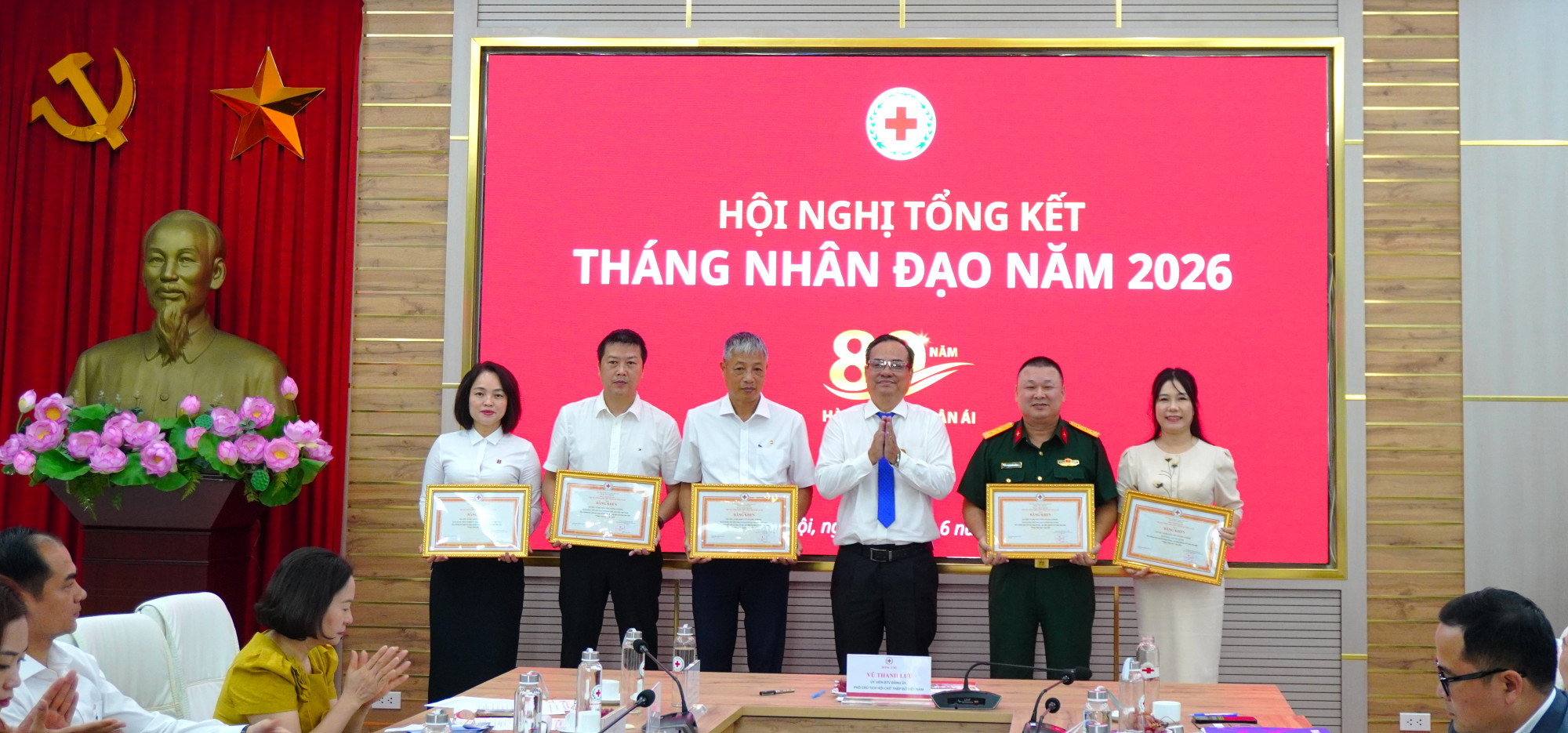 Đại diện Agribank, bà Nguyễn Thị Vân Anh -  Phó Trưởng Ban Truyền thông (ngoài cùng bên trái) nhận bằng khen của Trung ương Hội Chữ thập đỏ Việt Nam vì đã có thành tích xuất sắc trong chỉ đạo, vận động ủng hộ và tổ chức thực hiện “Tháng Nhân đạo” năm 2026 - Ảnh: Agribank