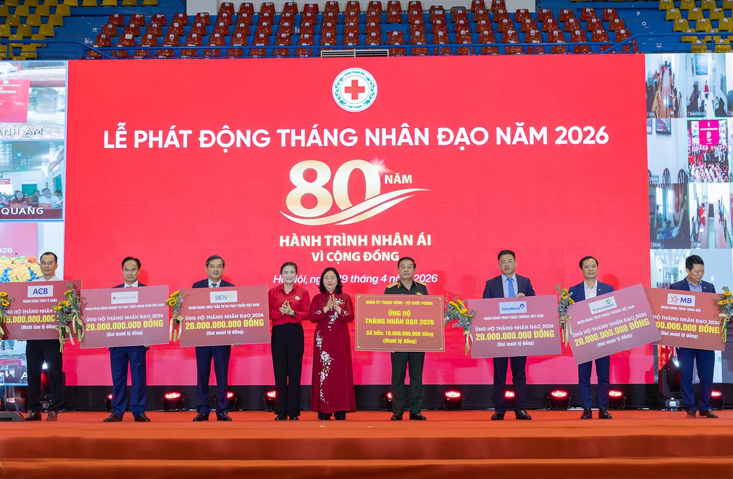 Đại diện Agribank, đồng chí Trần Văn Dũng - Thành viên HĐTV (thứ hai từ trái sang) trao biểu trưng ủng hộ Chương trình 20 tỉ đồng ngày 29/4/2026 - Ảnh: Agribank
