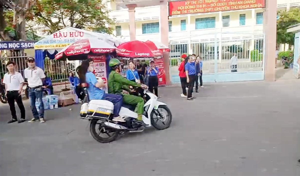 Thí sinh được công an hỗ trợ đến điểm thi do ngủ quên - Ảnh CACC