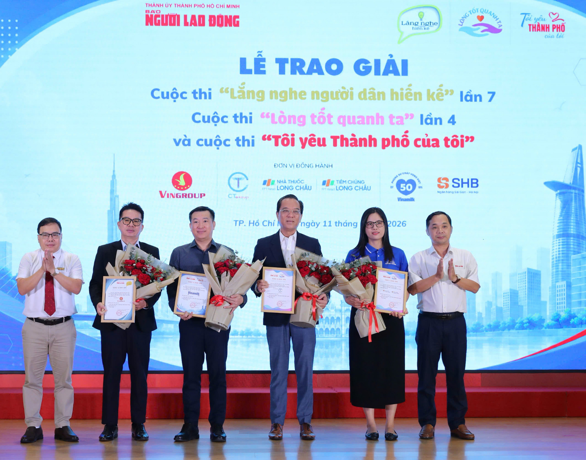 Báo Người Lao Động trao giải 3 cuộc thi viết: Lan tỏa trí tuệ, lòng nhân ái và tình yêu TPHCM Đại diện Báo Người Lao Động trao thư và hoa cảm ơn cho đại diện các đơn vị đồng hành với 3 cuộc thi - Ảnh: Ban tổ chức