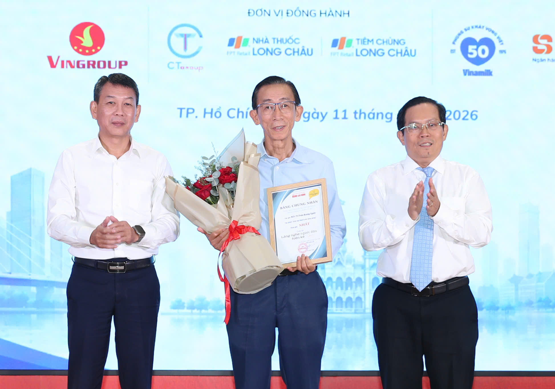 Báo Người Lao Động trao giải 3 cuộc thi viết: Lan tỏa trí tuệ, lòng nhân ái và tình yêu TPHCM PGS-TS Trần Hoàng Ngân nhận giải Nhất cuộc thi “Lắng nghe người dân hiến kế” lần thứ 7 với tác phẩm “Kiến tạo thành phố đáng sống” - Ảnh: Ban tổ chức