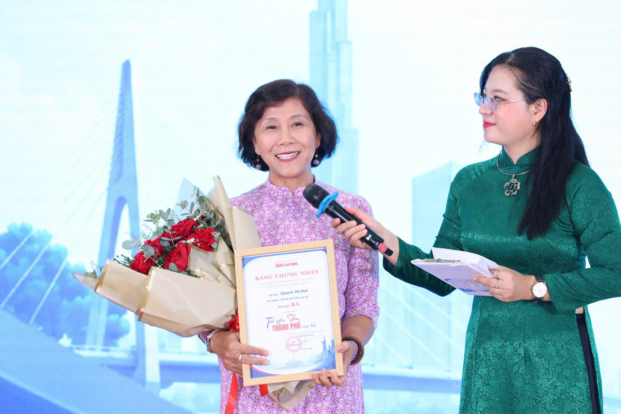 Báo Người Lao Động trao giải 3 cuộc thi viết: Lan tỏa trí tuệ, lòng nhân ái và tình yêu TPHCM Tác giả Nguyễn Thị Hậu chia sẻ về tác phẩm - Ảnh: Ban tổ chức
