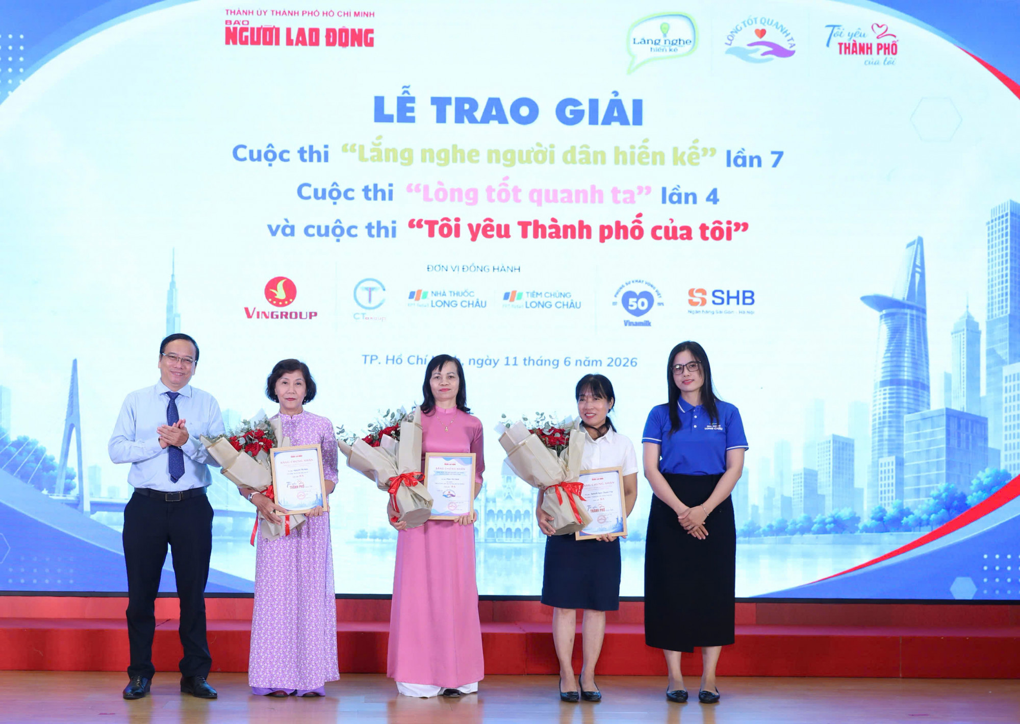 Báo Người Lao Động trao giải 3 cuộc thi viết: Lan tỏa trí tuệ, lòng nhân ái và tình yêu TPHCM Các tác giả nhận giải Ba của các cuộc thi - Ảnh: Ban tổ chức