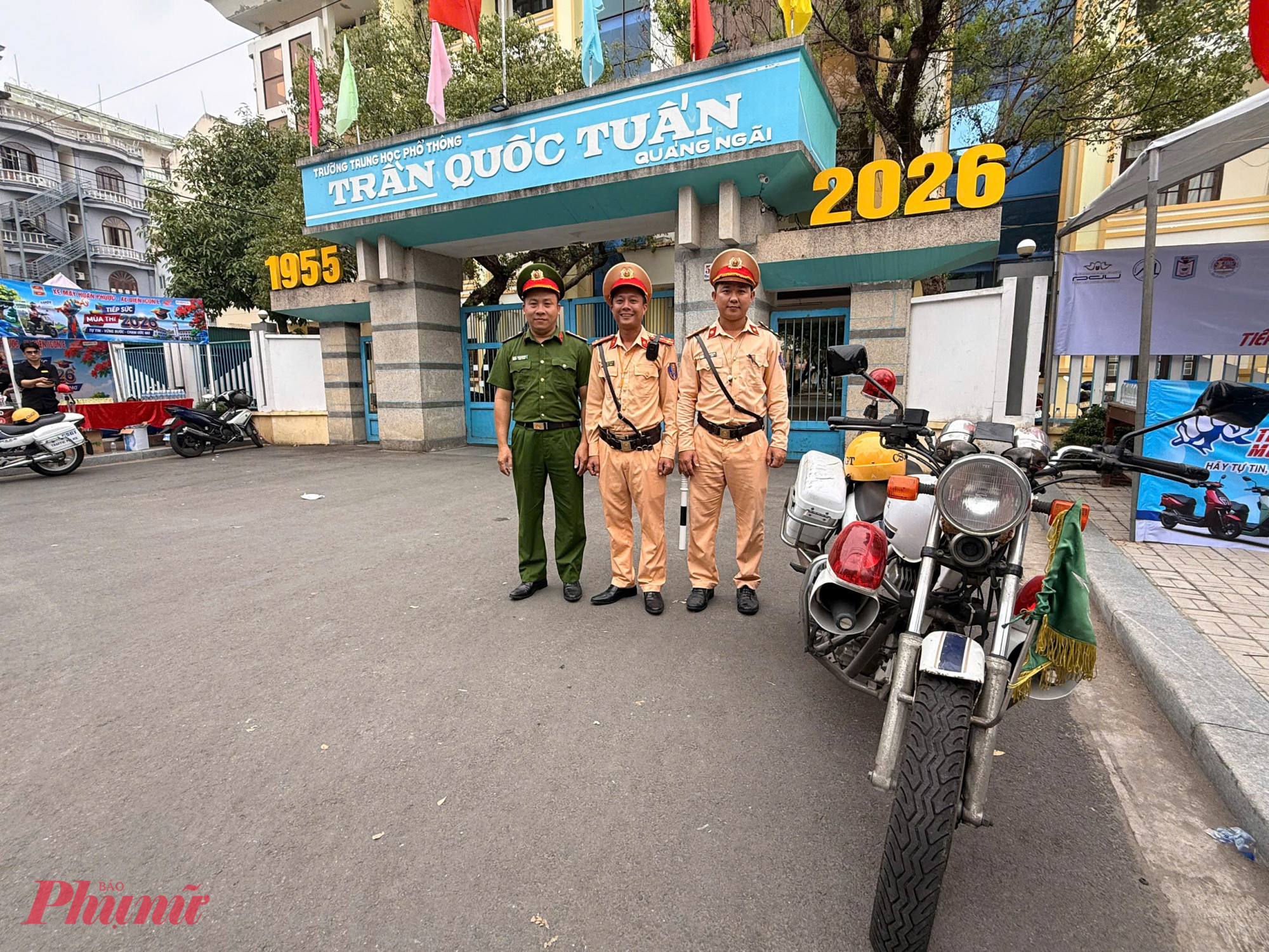 Lực lượng công an Quảng Ngãi kịp thời hỗ trợ nữ sinh đến điểm thi kịp thời.