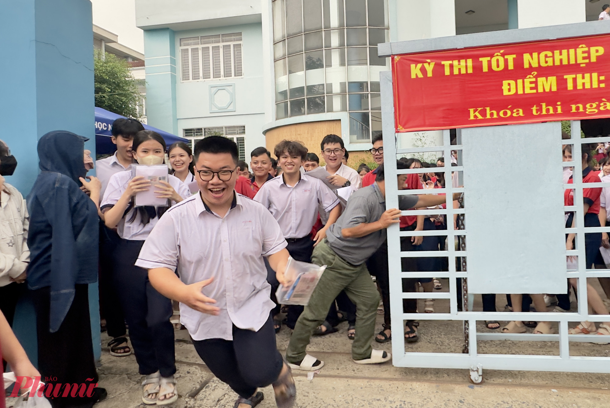 Thí sinh ùa ra khỏi điểm thi sau khi hoàn thành bài thi môn toán - Ảnh: Nguyễn Loan