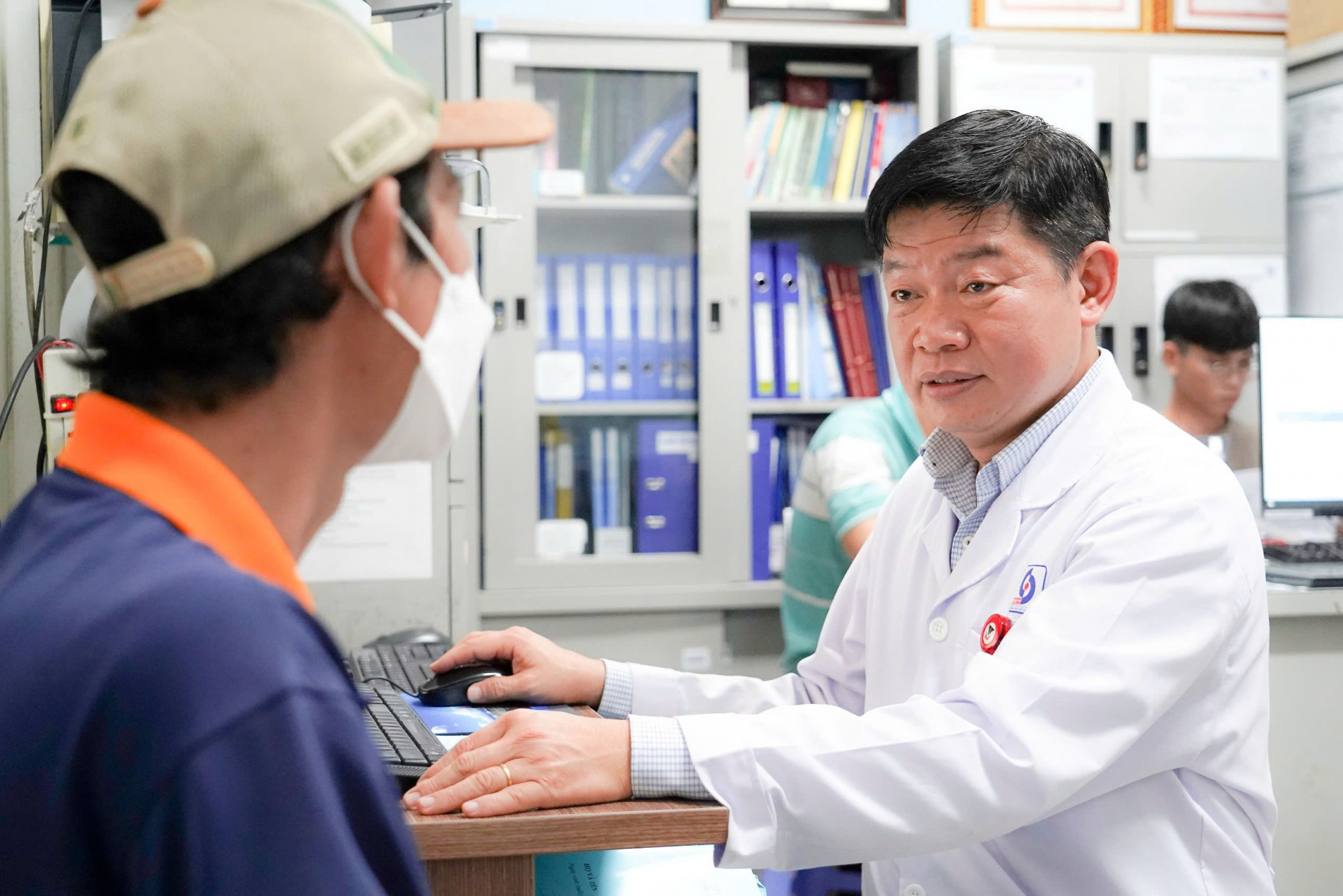 Chăm sóc, kiểm soát tốt giúp Alzheimer chậm tiến triển nặng Bác sĩ Võ Văn Tân tư vấn cho người bệnh - Ảnh: P.A.