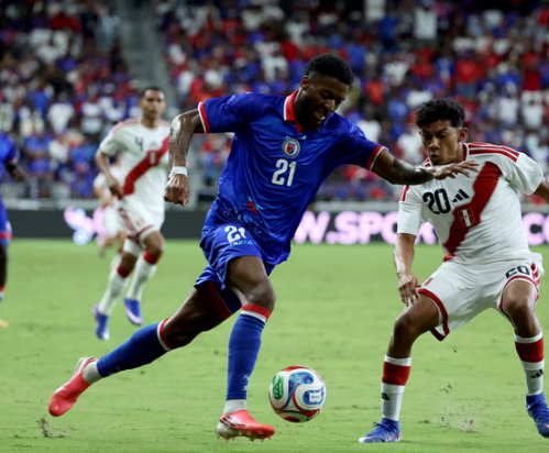 osue Casimir và đội tuyển quốc gia Haiti mặc áo đấu có hình ảnh gần hông phải gợi nhớ đến cuộc cách mạng thế kỷ 19 của đất nước trong trận giao hữu với Peru vào tuần trước. Ảnh: Leonardo Fernandez / Getty Images