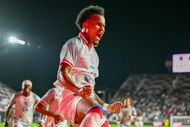 Haiti đã buộc phải thay đổi bộ trang phục World Cup của họ sau khi nó có hình ảnh chiến tranh