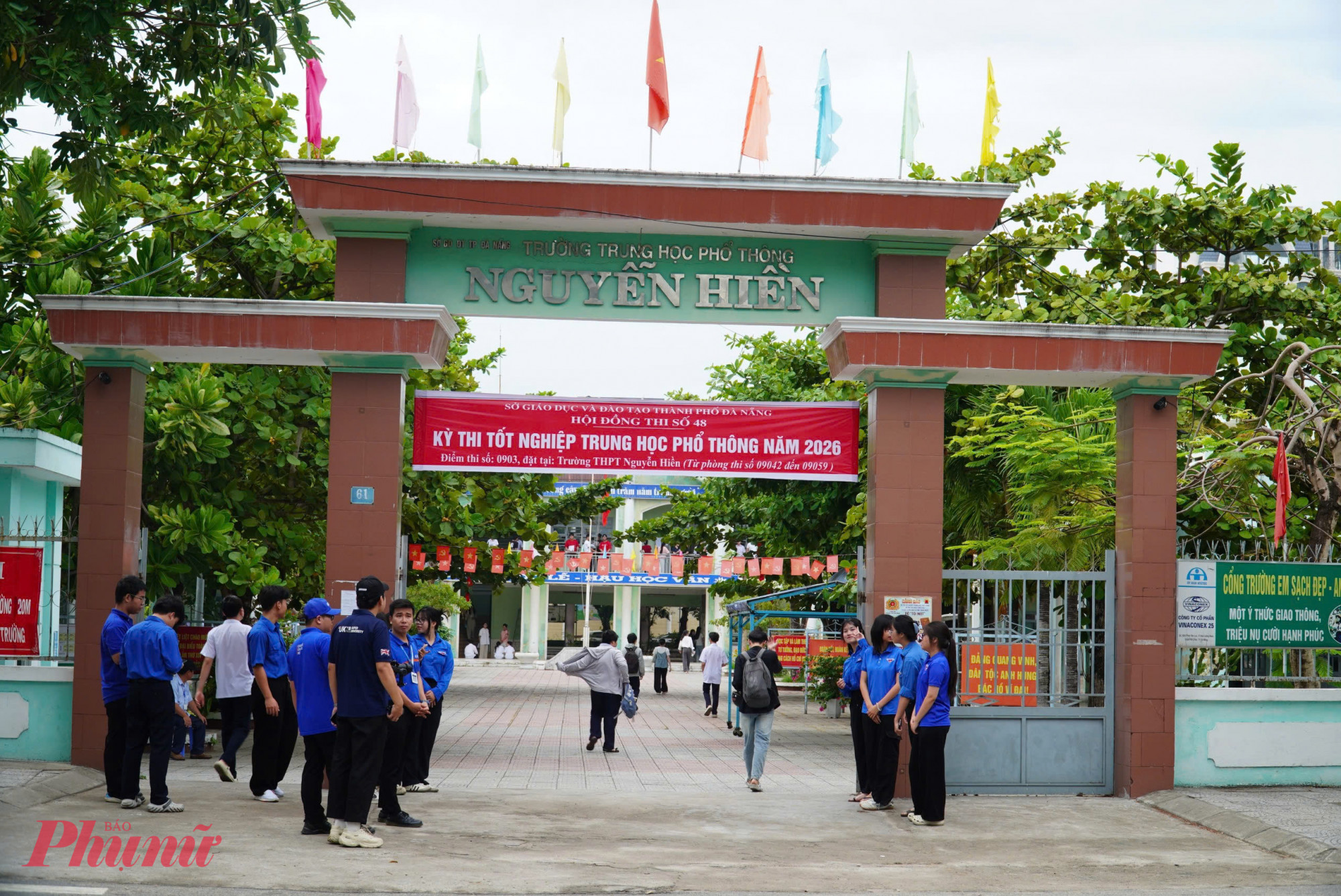 Học sinh Đà Nẵng đến điểm thi.