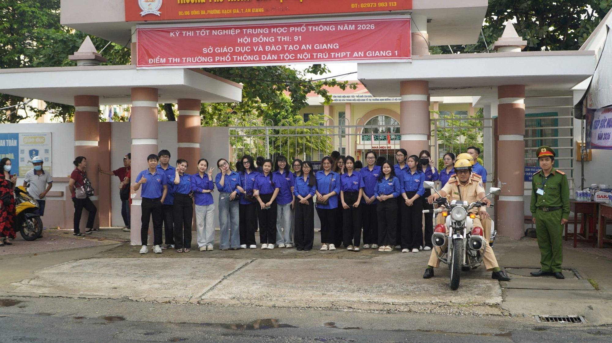 Nhiều điểm thi tại An Giang được lực lượng thanh niêm tình nguyện hỗ trợ - Ảnh CTV