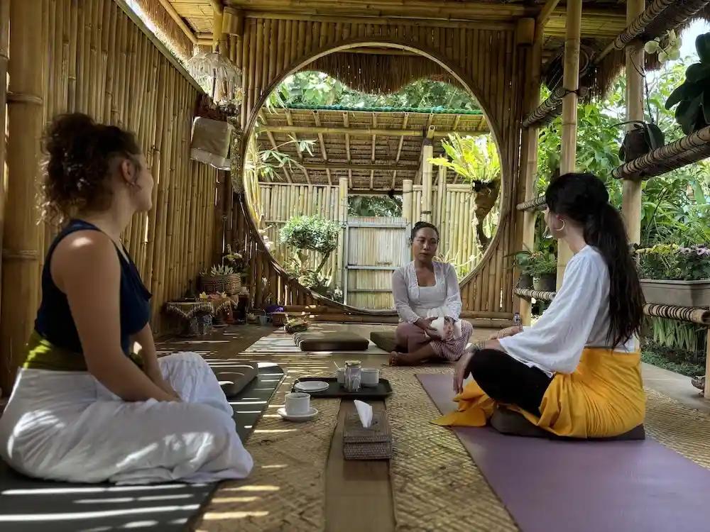 Ngày càng nhiều người tìm đến các khóa retreat, thiền định và du lịch chữa lành để giảm căng thẳng - Ảnh: Getty Images
