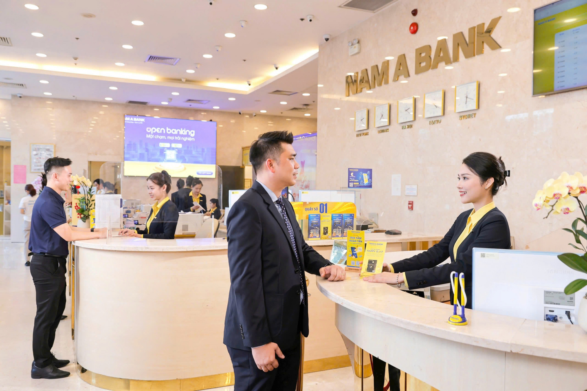 Khách hàng giao dịch tại Nam A Bank - Ảnh: Nam A Bank