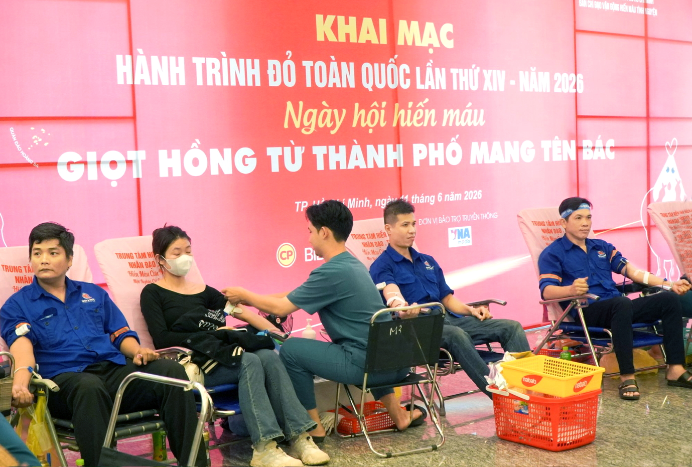 Những giọt máu hồng thắp sáng hy vọng cho người bệnh Người dân tham gia hiến máu tại lễ khai mạc Hành trình đỏ sáng 11/6. TPHCM phấn đấu trong tuần lễ phát động sẽ tiếp nhận tối thiểu 5.000 đơn vị máu