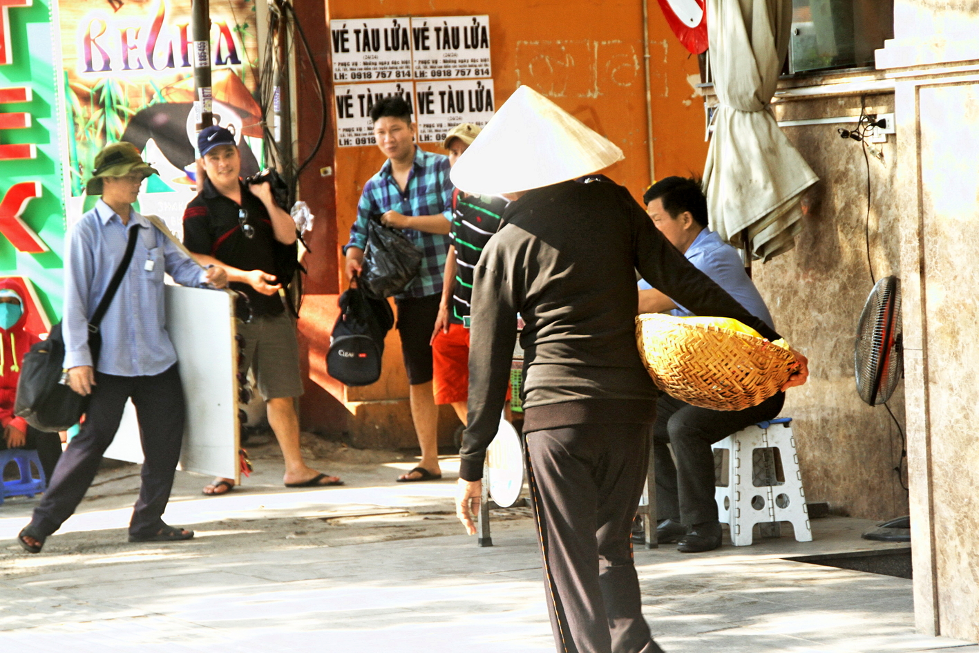 Những phụ nữ đã ở tuổi nghiêng về chiều vẫn lặng lẽ mưu sinh trên đường - ẢNH: K.V.T.
