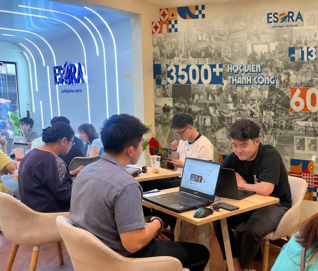 Đội ngũ chuyên gia đang cố vấn cho học viên tại Esora Academy