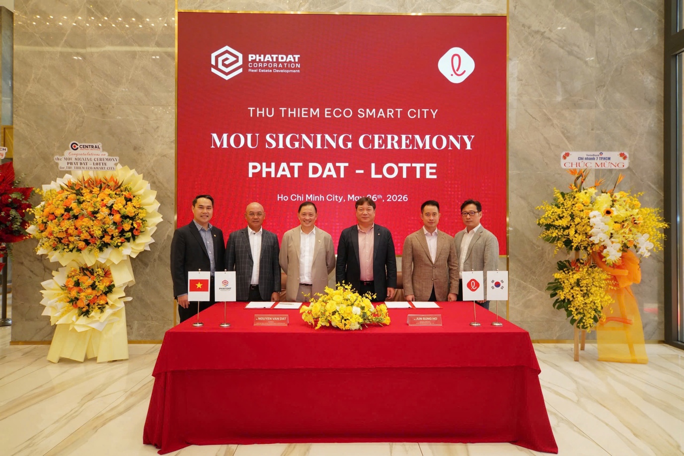 Ông Nguyễn Văn Đạt - Chủ tịch HĐQT Công ty cổ phần Phát triển Bất động sản Phát Đạt và ông Jun Sung Ho - Tổng giám đốc Công ty TNHH Lotte Properties HCMC cùng các đại diện trong buổi ký kết biên bản ghi nhớ hợp tác dự án Thu Thiem Eco Smart City
